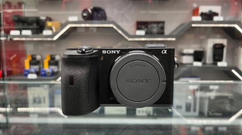 Sony A6600 seminova na vitrine da Rey Câmeras