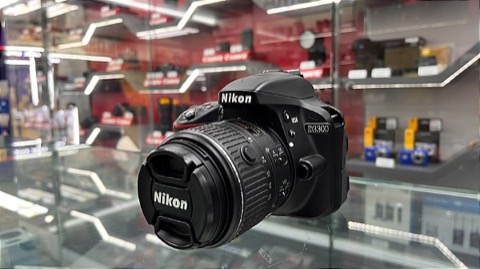 Nikon D3300 seminova na vitrine da Rey Câmeras