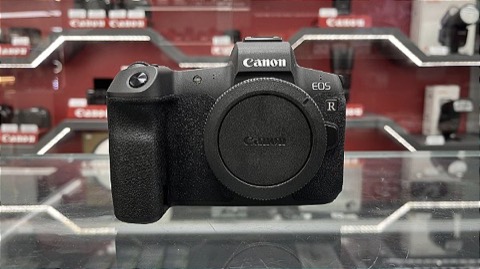 Canon EOS R seminova na vitrine da Rey Câmeras
