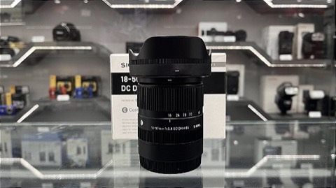 Lente Sigma 18-50mm F2.8 seminova na vitrine da Rey Câmeras