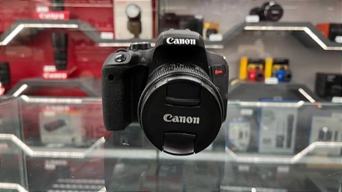 Canon T7i seminova na vitrine da Rey Câmeras
