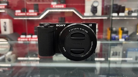 Sony ZV-E10 seminova na vitrine da Rey Câmeras