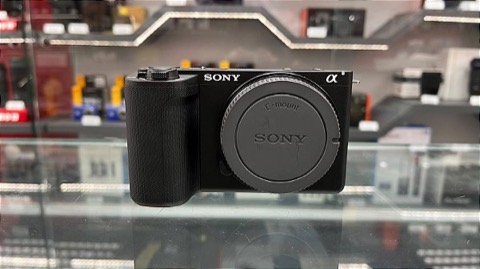 Sony ZV-E10 II seminova na vitrine da Rey Câmeras